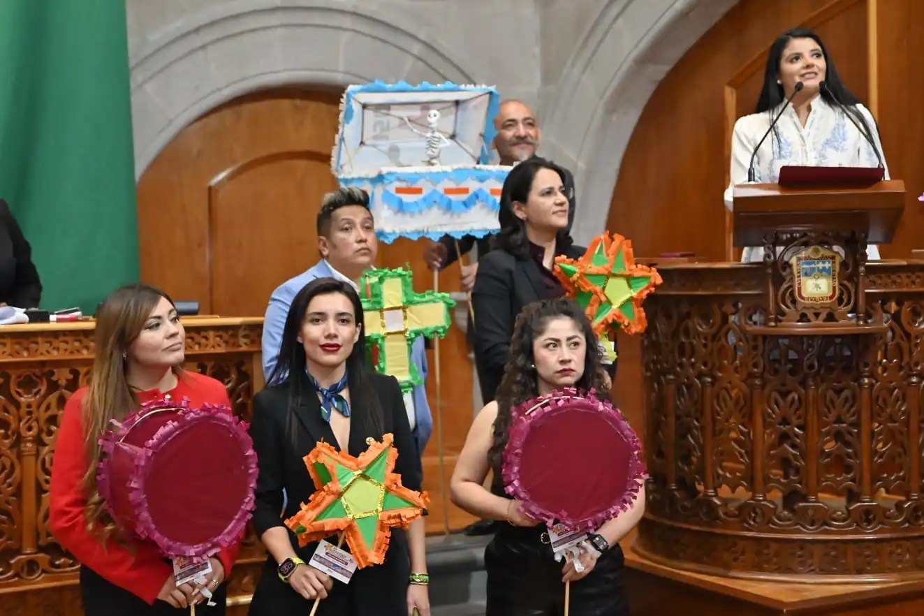 Daniela Ballesteros en la tribuna con artesanas del Paseo de los Muertitos